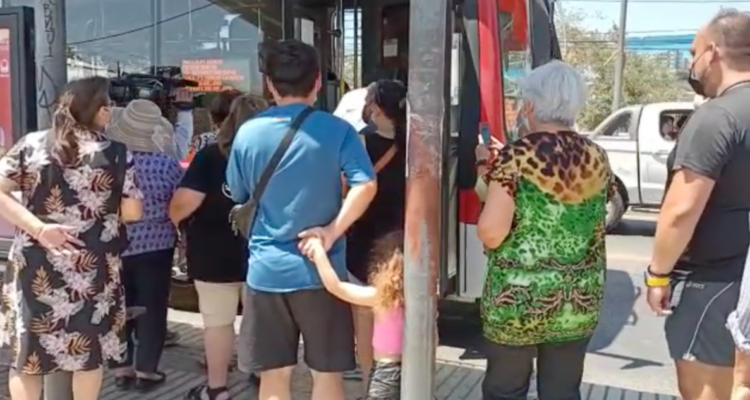 Gobierno descarta falta de buses en la capital: atribuye problemas a cortes, desvíos y congestión