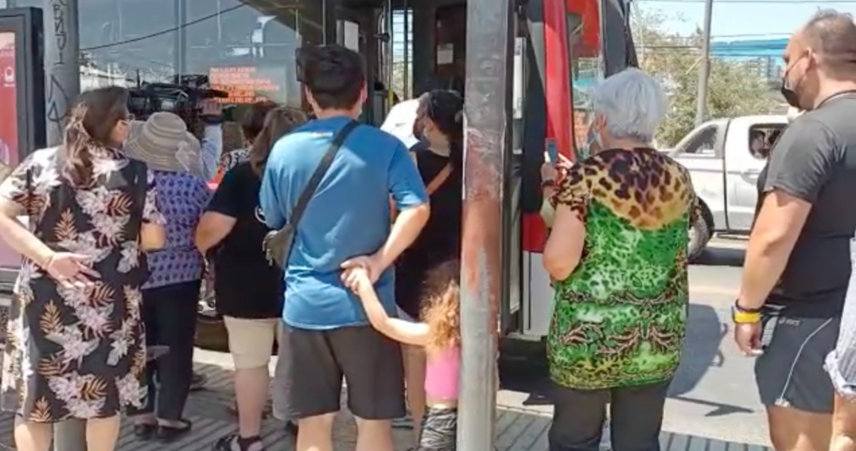 Gobierno descarta falta de buses en la capital: atribuye problemas a cortes, desvíos y congestión