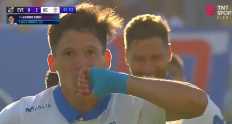 El golazo de volea de Parot ante Everton