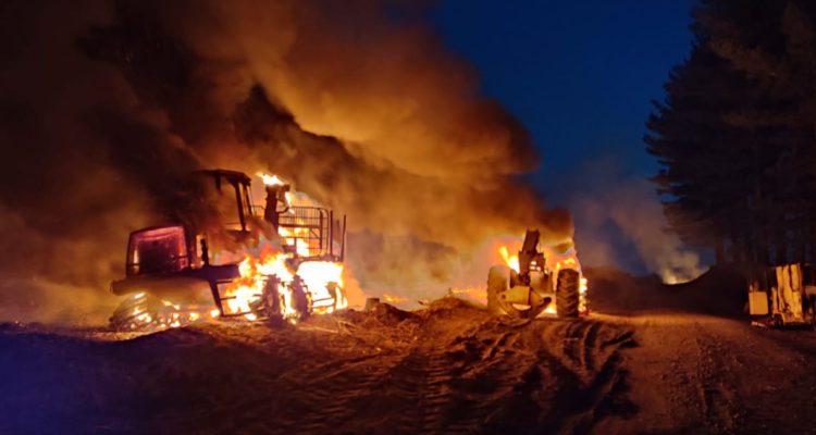 Grupo armado quema 7 máquinas forestales y deja a 3 trabajadores heridos en Lebu