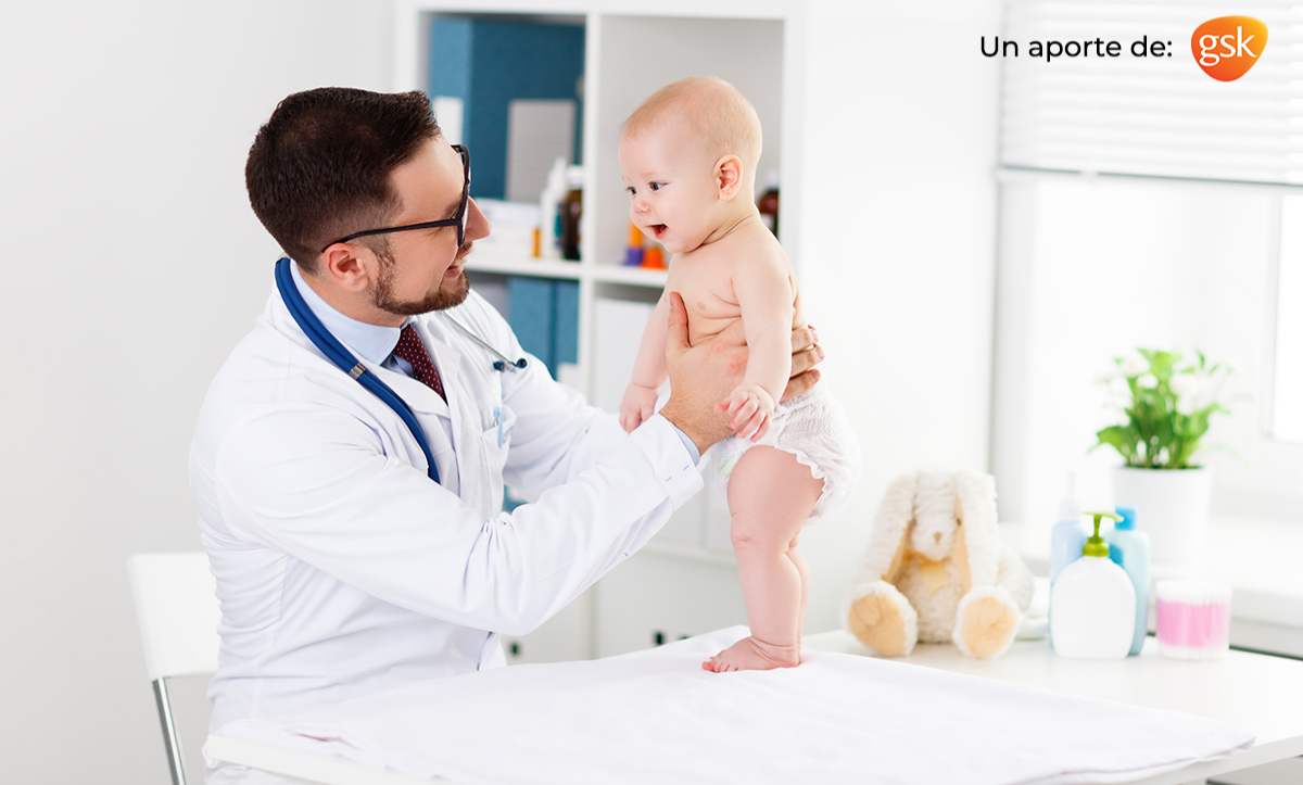 Médico examinando a bebé