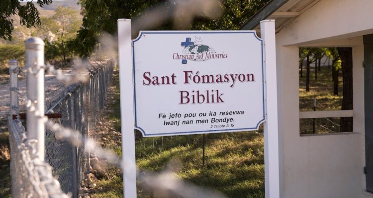 Un letrero de Christian Aids Ministeries, a la que pertenecen los misioneros secuestrados.