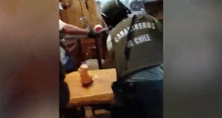 Hombre trata de evitar detención con cuchillo en mano y su hija en brazos.