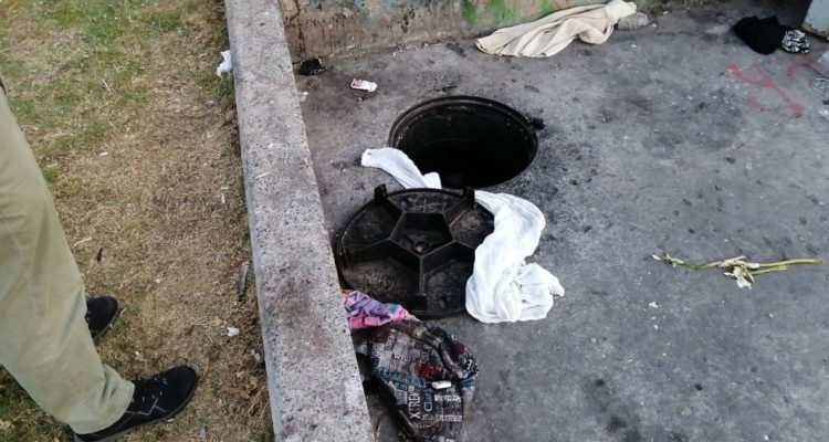 Hombre murió calcinado al interior de cámara subterránea donde vivía en Santiago