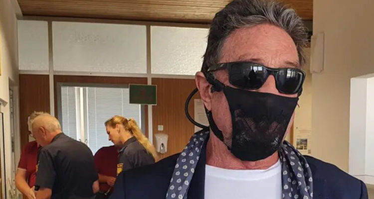 Hombre con una tanga en la cara en lugar de mascarilla es echado de un avión en EEUU