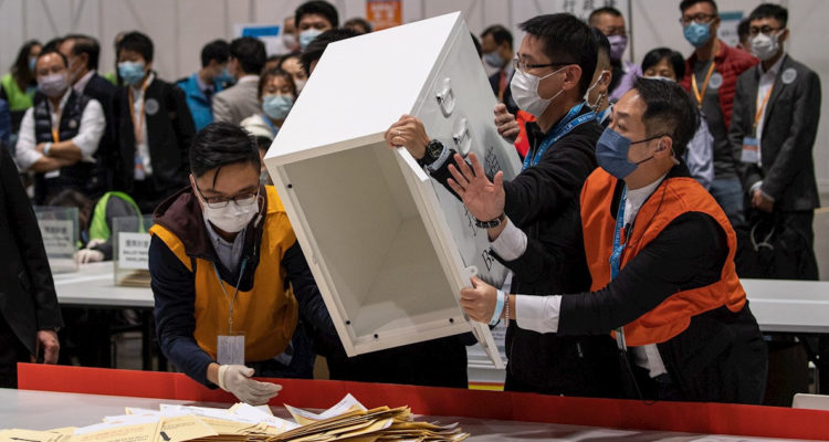 Funcionarios vaciando las urnas para contar los votos.