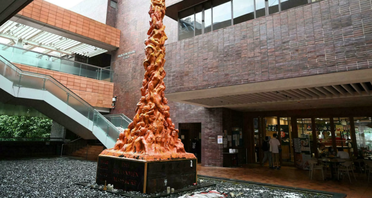 Fotografía de la estatua, que retrata en un pilar varios cuerpos en lamento.