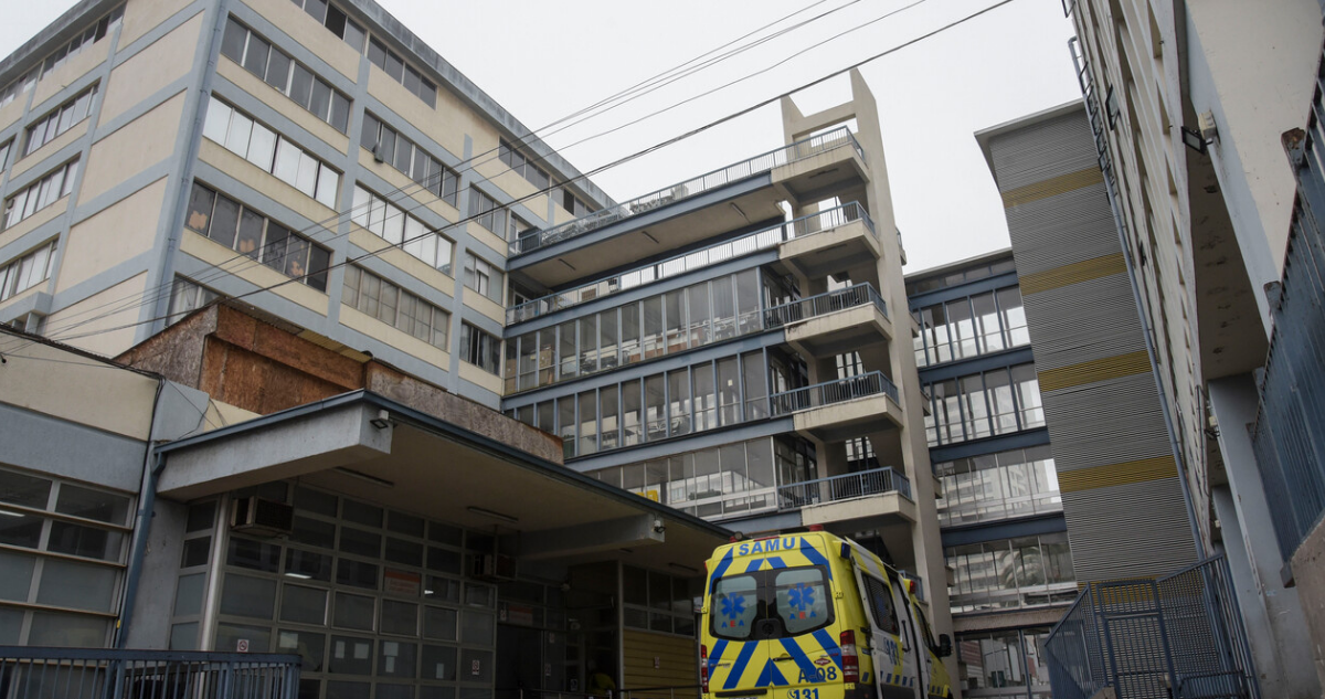Ambulancia afuera de hospital