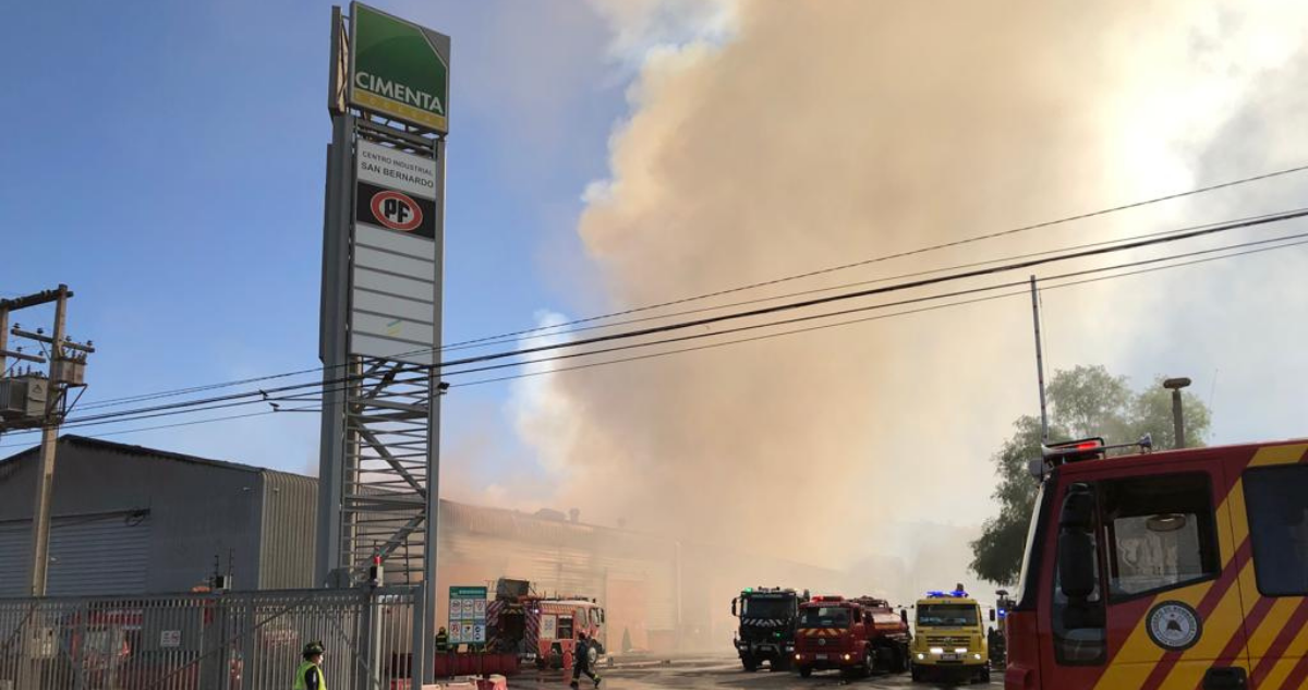 Humo por enorme incendio en San Bernardo.
