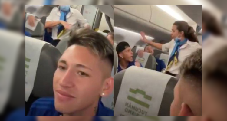 Jugadores de Boca Juniors celebrando sobre el avión