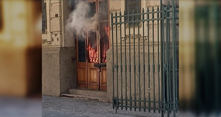 Fotografía del acceso incendiado.