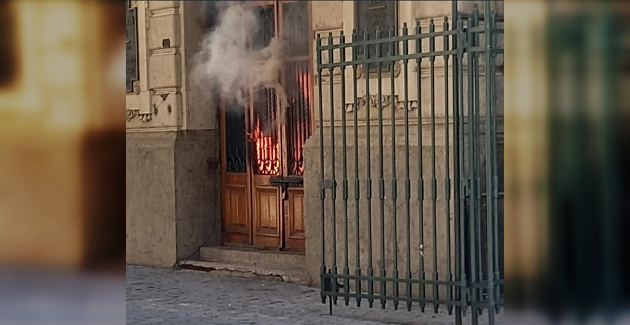Fotografía del acceso incendiado.