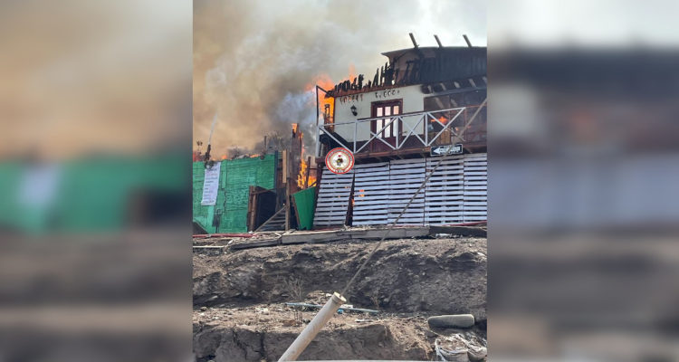 Incendio consume vivienda en un campamento de Antofagasta
