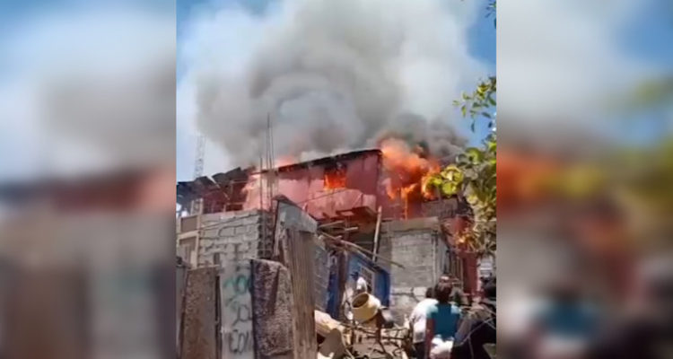 Bomberos trabaja en incendio de vivienda en Antofagasta