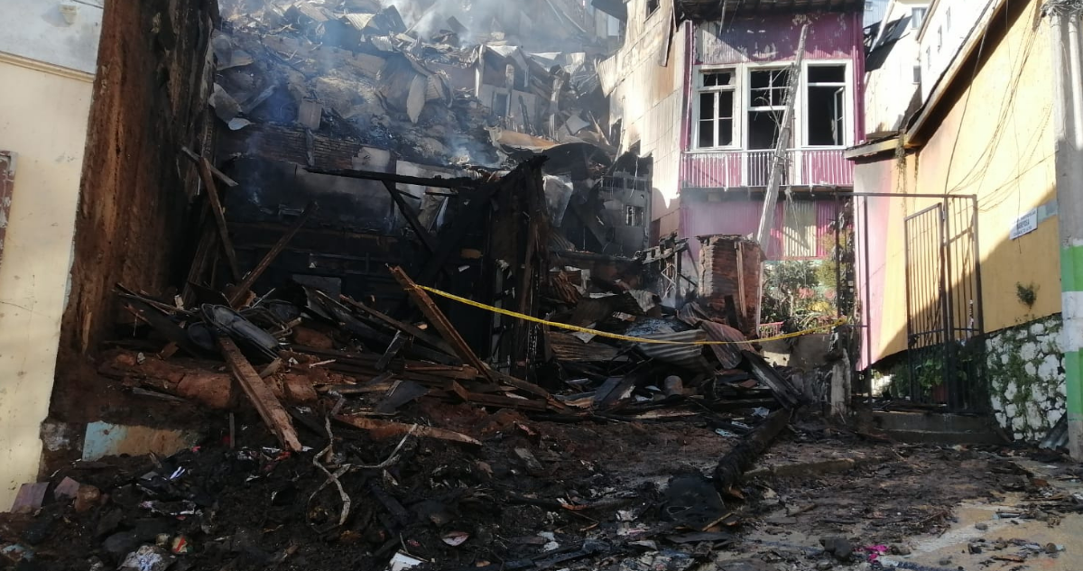 Continúa búsqueda de adulta mayor tras incendio en Valparaíso
