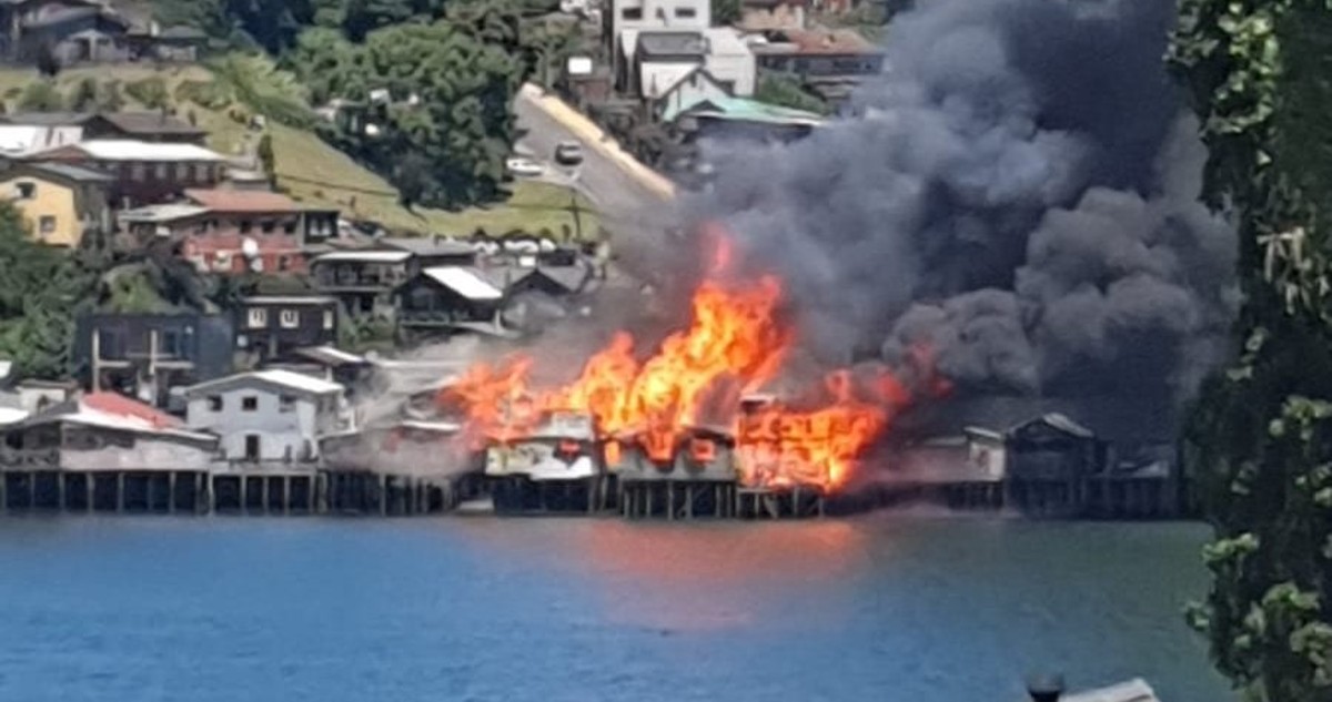 incendio-destruye-cuatro-palafitos-en-chiloe.jpg