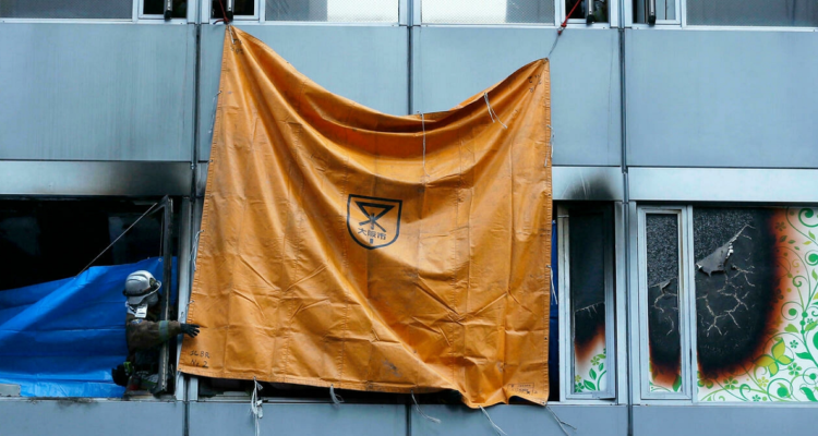 Ventana incendiada del edificio en Japón.