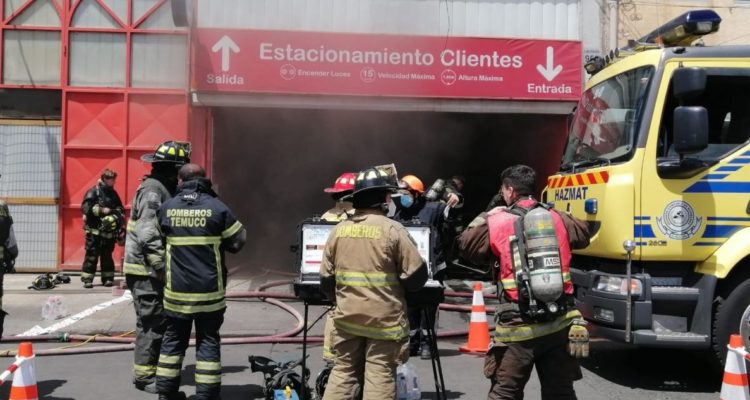 incendio en estacionamiento de supermercado en Temuco