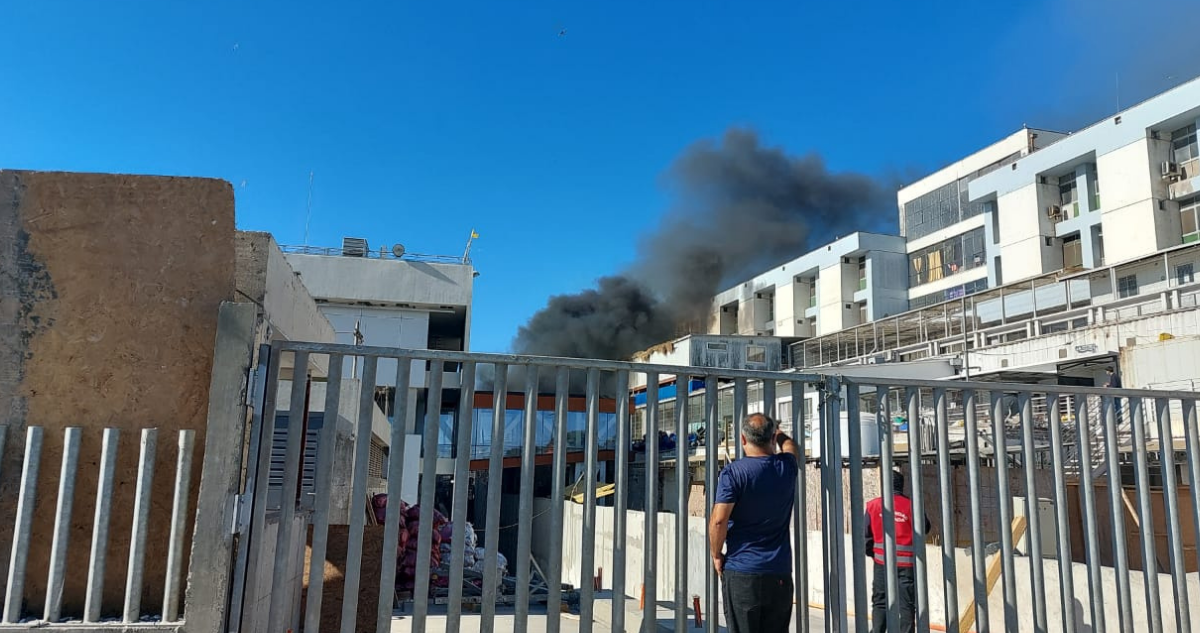Humo saliendo desde hospital