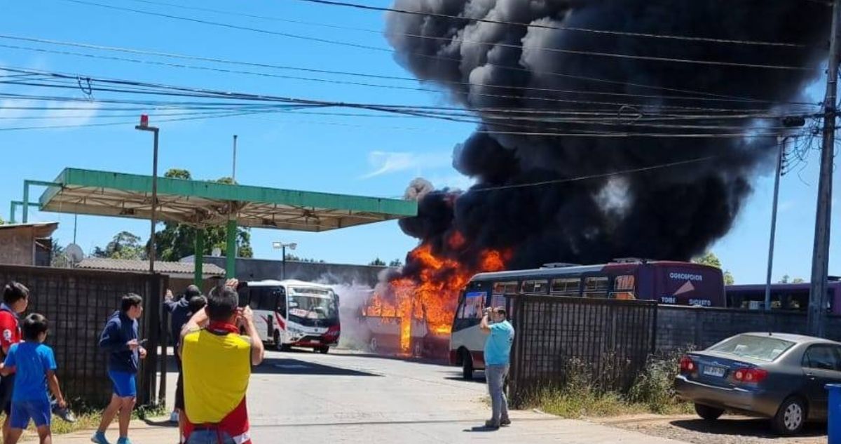 Incendio en terminal de buses en Tome