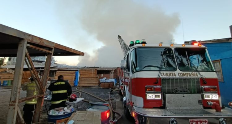 Bomberos controló incendio en fábrica de muebles en La Pintana