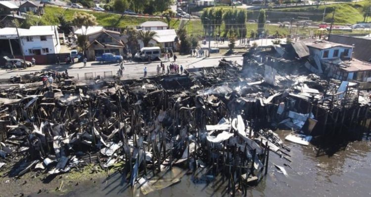 Incendio palafitos en Chiloé deja 6 viviendas destruidas
