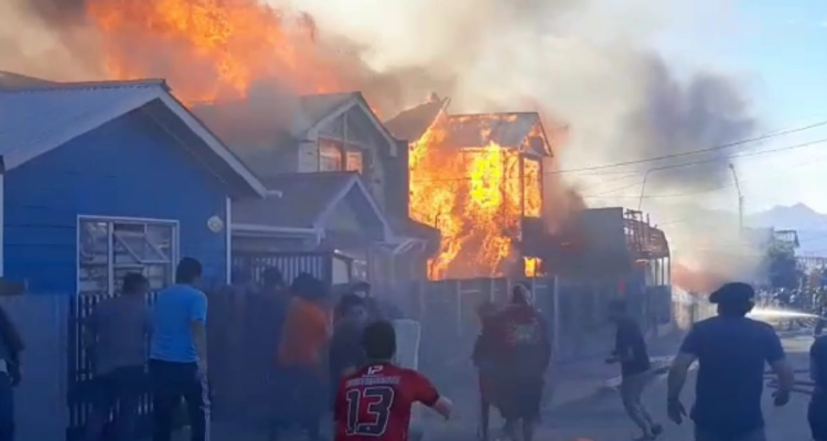 Al menos nueve casas destruidas deja incendio en Puerto Natales.
