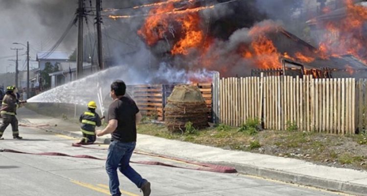 Incendio en Puerto Williams destruye vivienda de fundador de Bomberos