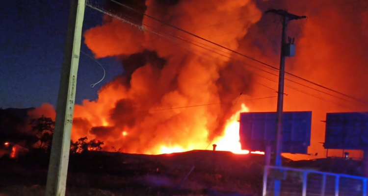 Incendio destruye bodegas en San Bernardo.