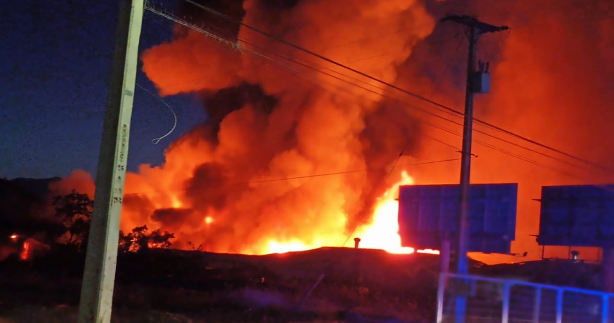 Incendio destruye bodegas en San Bernardo.