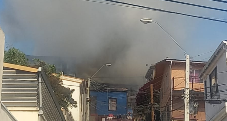 Incendio estructural en Valparaíso