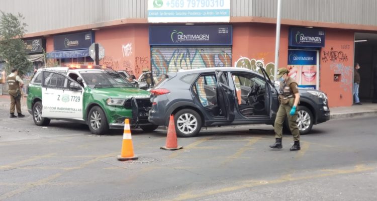 Intercambio de disparos entre asaltantes y carabineros deja 4 detenidos en el centro de Santiago