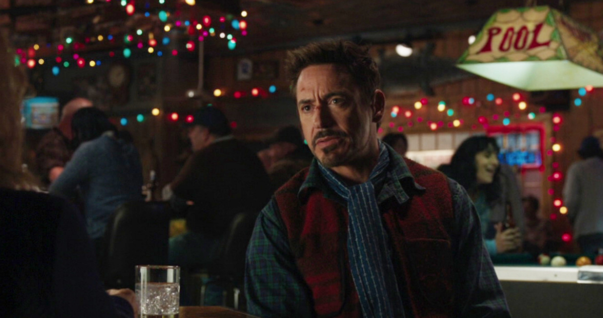 Tony Stark en un bar navideño en la película Iron Man 3