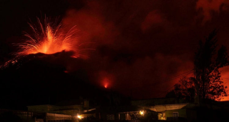 Islas Canarias más de 33.000 personas permanecen confinadas por emisiones de gas del volcán