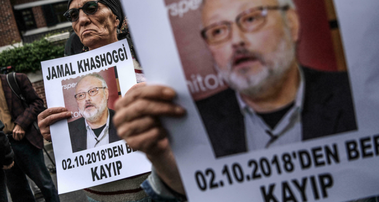 Carteles con el rostro de Jamal Khashoggi.