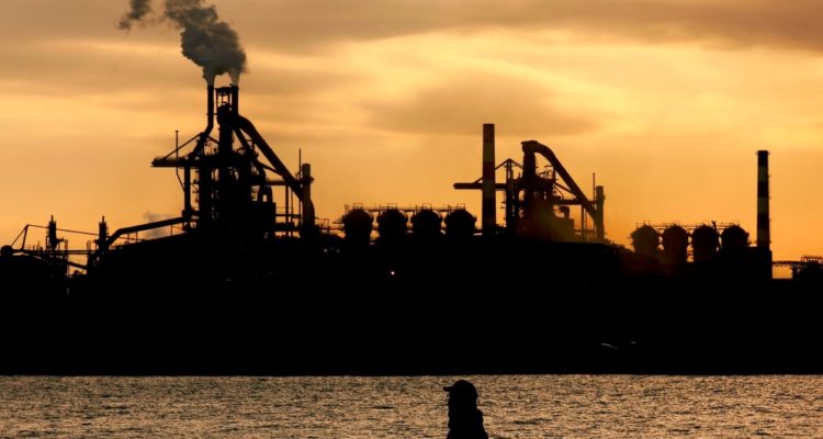 Imagen de empresa japonesa emitiendo humo, país que en 2020 tuvo sus menores emisiones de CO2 en la historia.