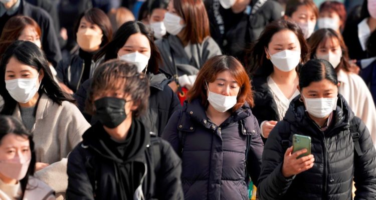 Personas en calle de Japón, que detectó su segundo caso de variante ómicron de covid-19 en un viajero desde Perú.