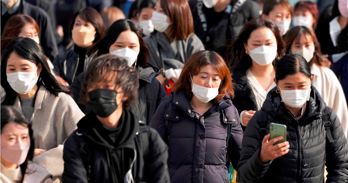 Personas en calle de Japón, que detectó su segundo caso de variante ómicron de covid-19 en un viajero desde Perú.