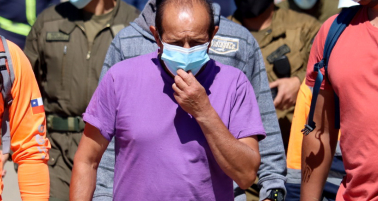 Hombre usando mascarilla