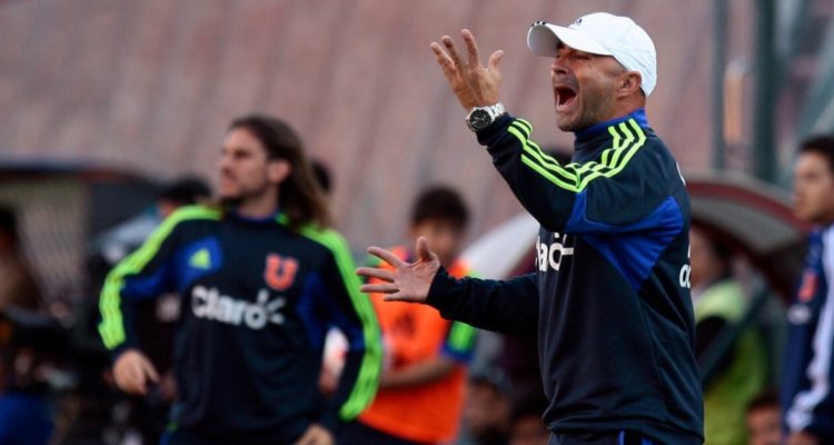 Jorge Sampaoli dirigiendo a La U.