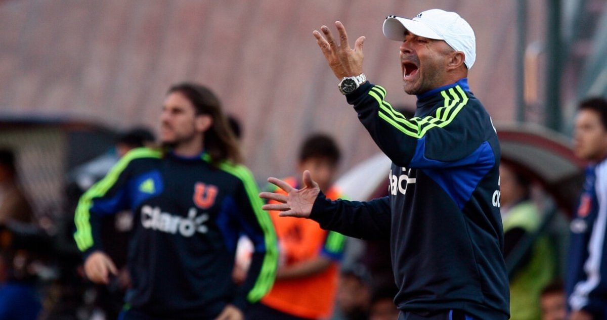 Jorge Sampaoli dirigiendo a La U.
