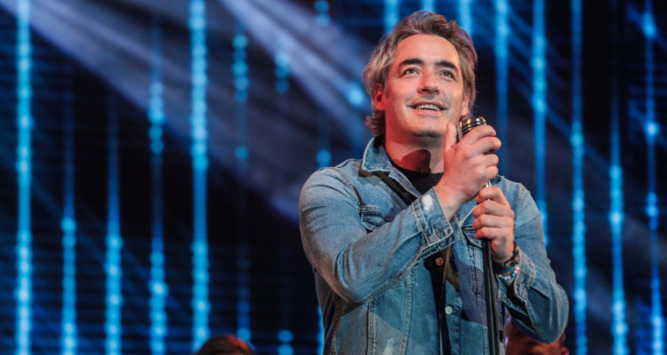 El periodista José Luis Reppening cantando en la Teletón.