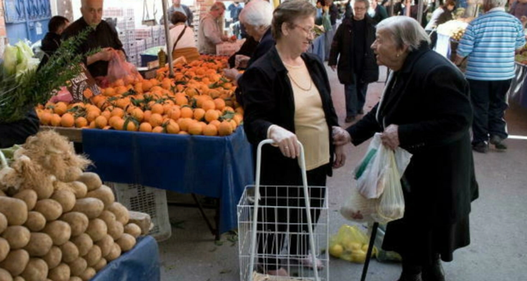 Mujeres jubiladas en una feria.