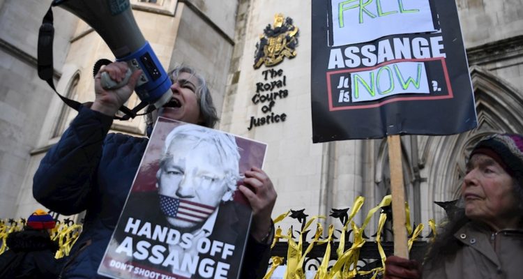 Gente protestando por la libertad de Assange.