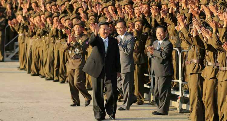 Kin Jong-un frente a sus tropas.