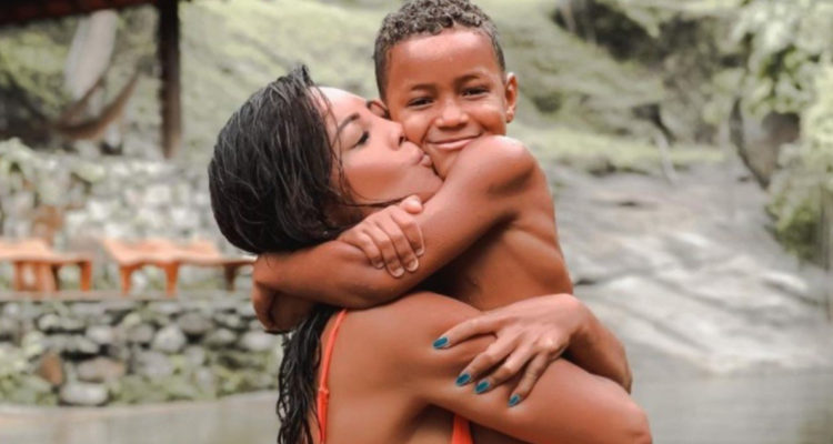 Influencer adoptó a niño que vivía en basural