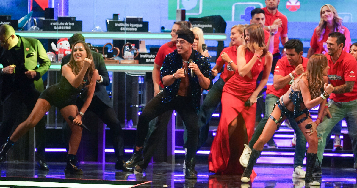 El grupo Axé Bahía bailando en el escenario.