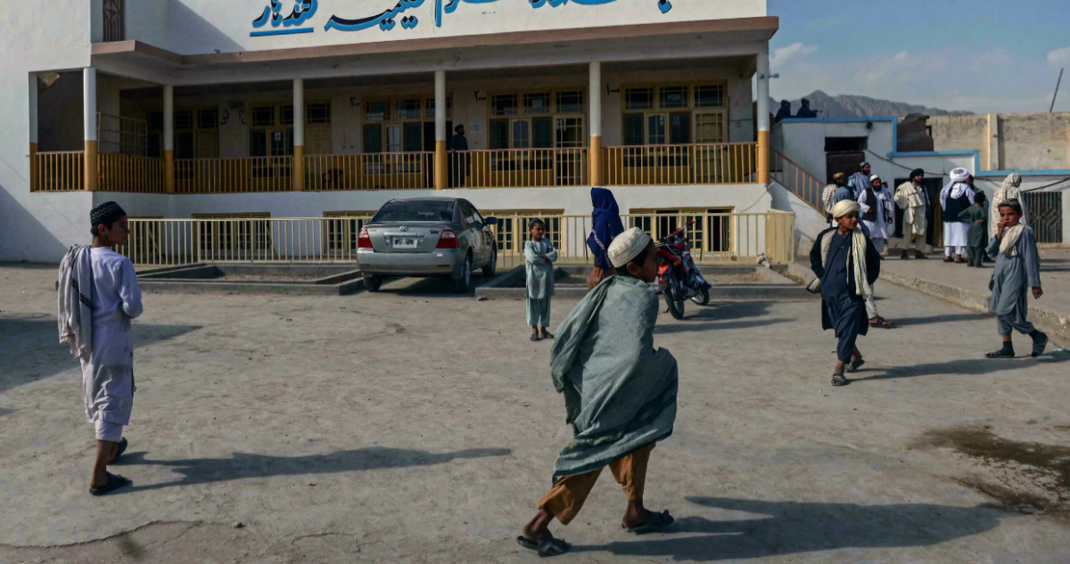 Unos estudiantes caminan por el recinto de la madrasa de Hakimia, donde supuestamente apareció y dio un discurso Hibatullah Akhundzada, una imagen tomada el 7 de noviembre de 2021 en la ciudad de Kandahar, al sur de Afganistán