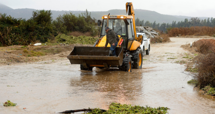 Excavadora en estero
