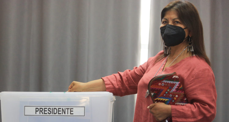 Elisa Loncón, Presidenta de la Convención Constitucional vota en Centro de Votación Colegio Bicentenario Matilde Huici Navas de Peñalolén